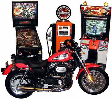 Flipper, pompe à essence, simulateur et moto Harley Davidson